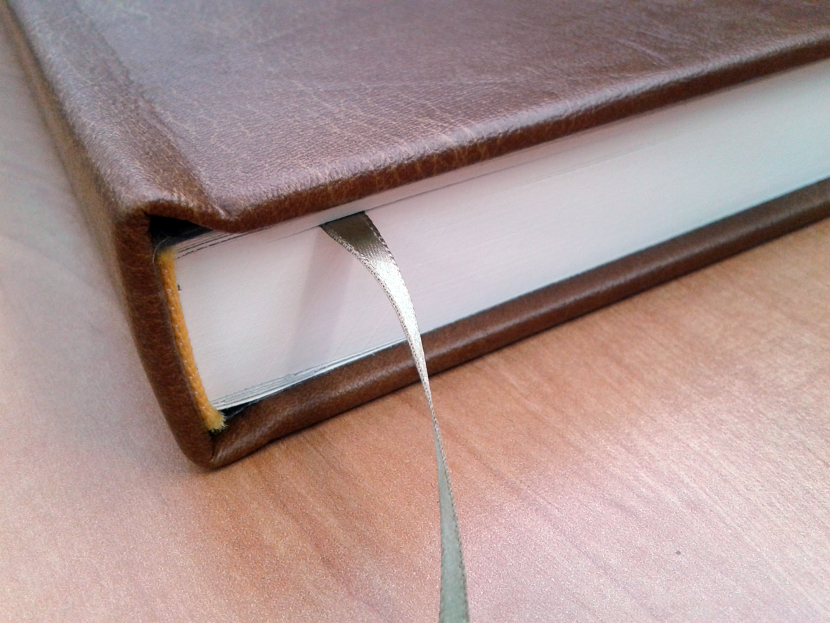 livro capa dura com revestimento couro 2 Acerto Digital - Print Center Image